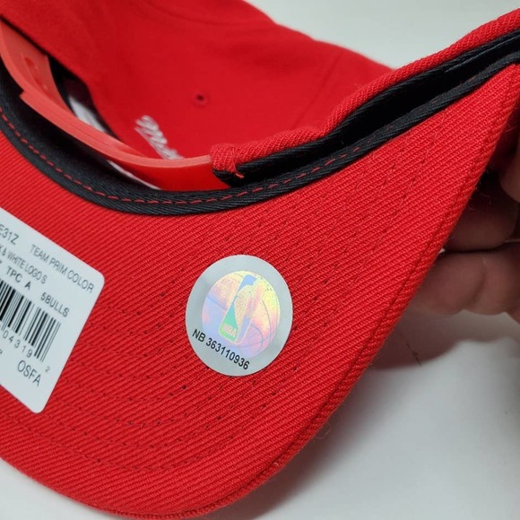 NBA Mitchell & Ness Black and White Logo Snapback Hat - Chicago Bulls - Picture 4 of 5